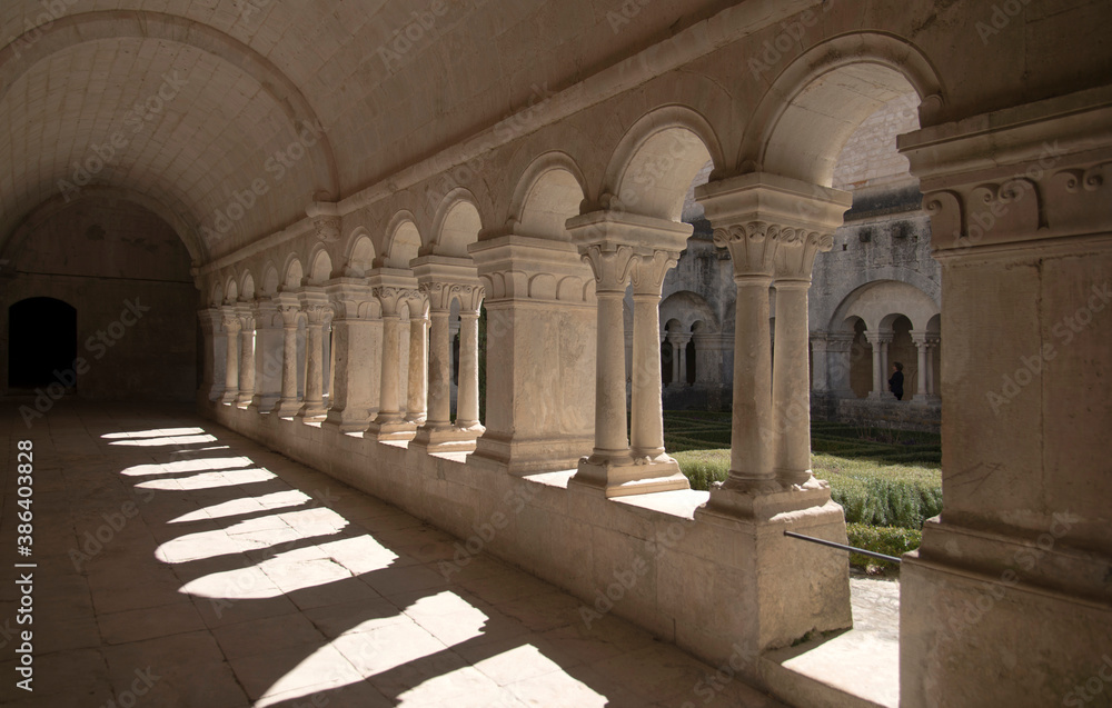 Cloître de l'abbaye de Sénanque à Gordes, France