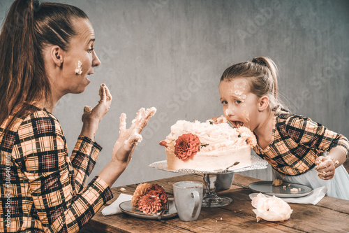 Konstfotografi Mutter und Tochter essen Torte und zerstören sie Geburtstag cake smash Var