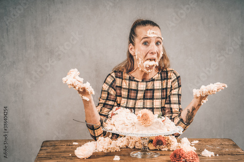 Frau isst Torte und zerstört sie Geburtstag cake smash Var. 2 photo