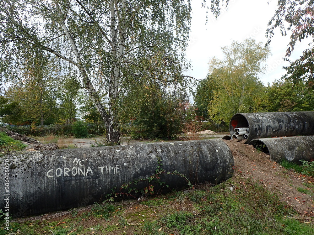 Corona-Roehre am Rand eines Schuttplatzes Corona-Roehre am Rand eines Schuttplatzes
