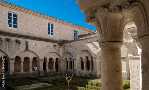 Cour intérieure et cloître de l'abbaye de Sénanque à Gordes, France