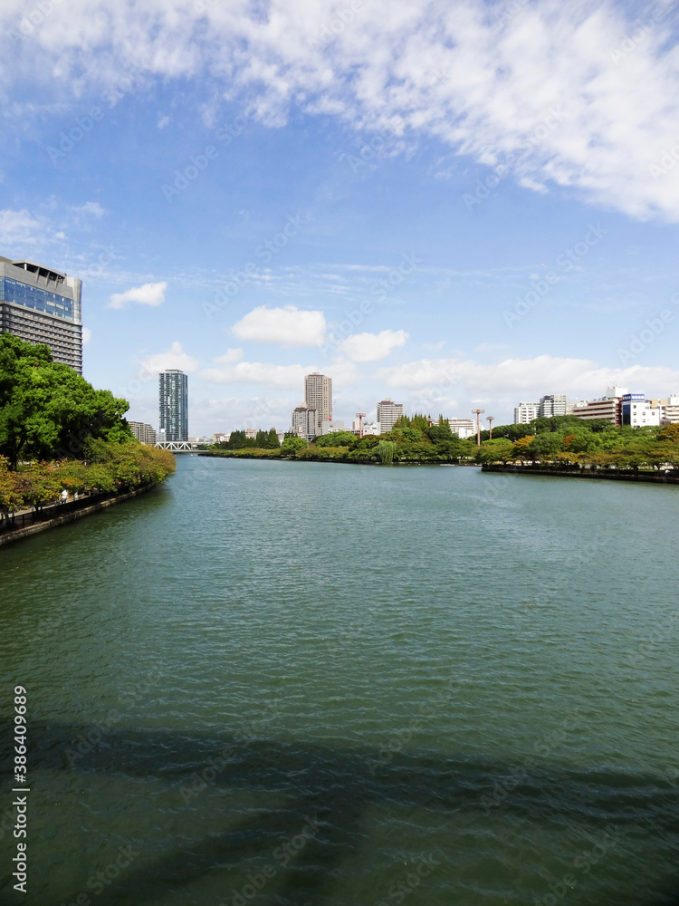 Fototapeta premium 桜宮橋から見る大川沿いの風景