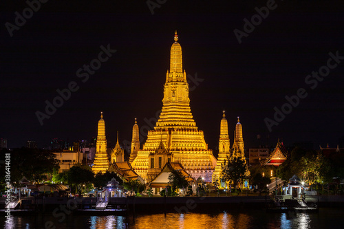 タイの有名寺院ワットアルンの夜景 © tbbstudio