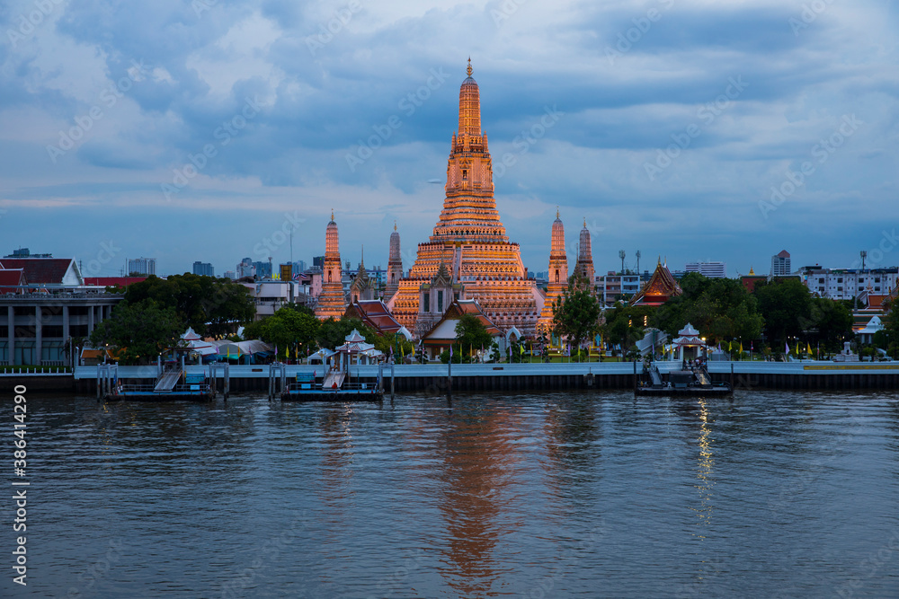 Obraz premium タイの有名寺院ワットアルンの夜景