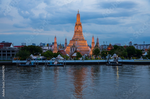 タイの有名寺院ワットアルンの夜景