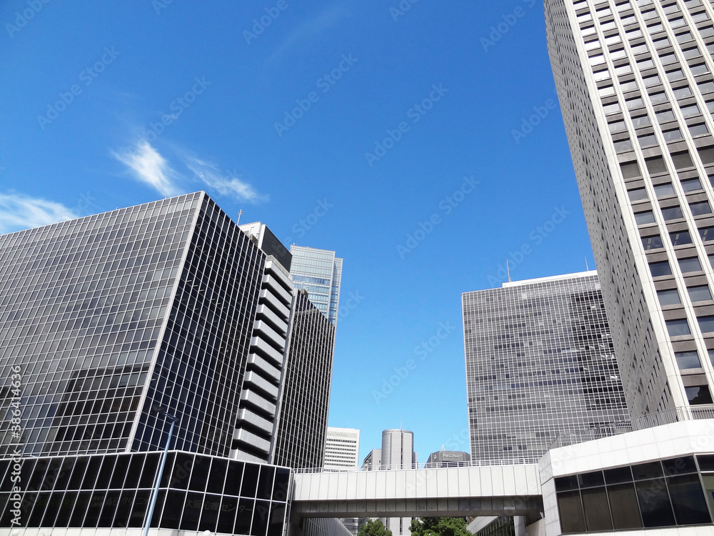 大阪駅前ビルと青空