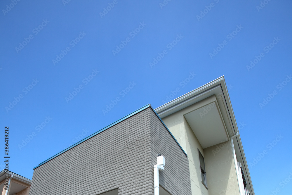 新築住宅と青空