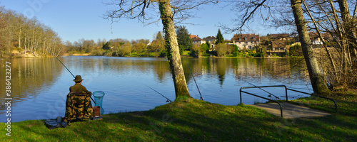 Panoramique pêcheur solitaire à Dampierre-en-Burly (45570), département du Loiret en  région Centre-Val-de-Loire, France photo