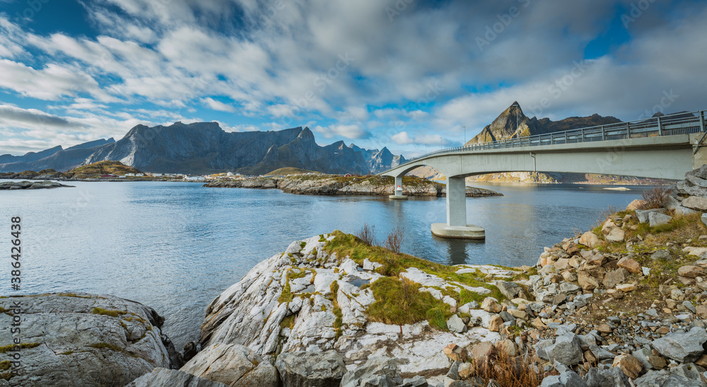  Widok na wyspie Moskenoya, należącej do archipelagu Lofoty w Norwegii - obrazy, fototapety, plakaty 