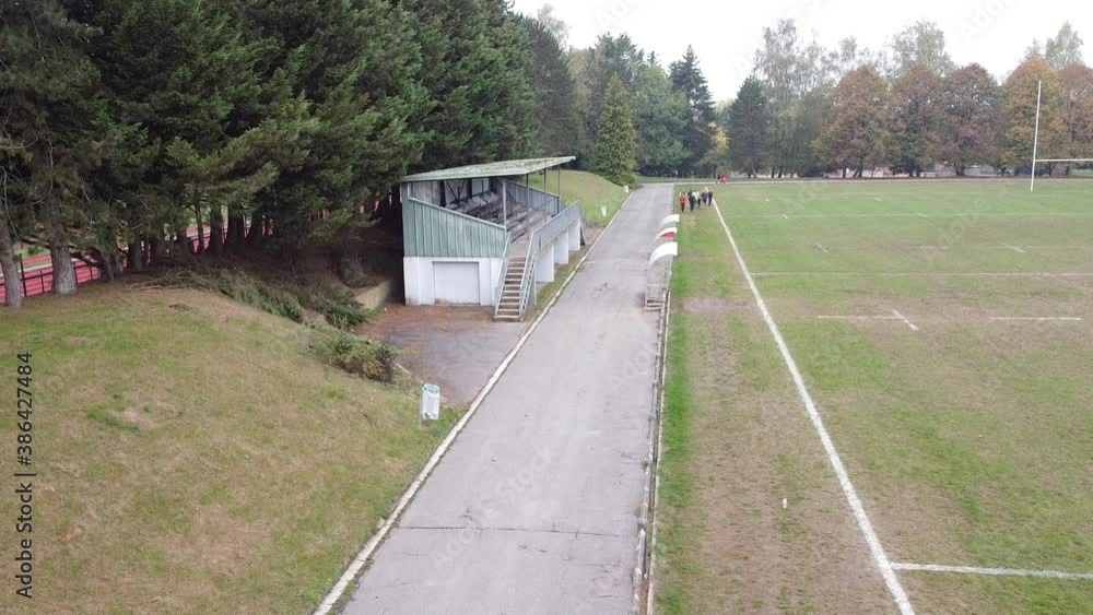 Läufer und Jogger trainieren laufen über einem Stadium. Rundenlauf. Drohnenaufnahme - Luftaufnahme Läufer und Jogger trainieren laufen über einem Stadium. Rundenlauf. Drohnenaufnahme - Luftaufnahme