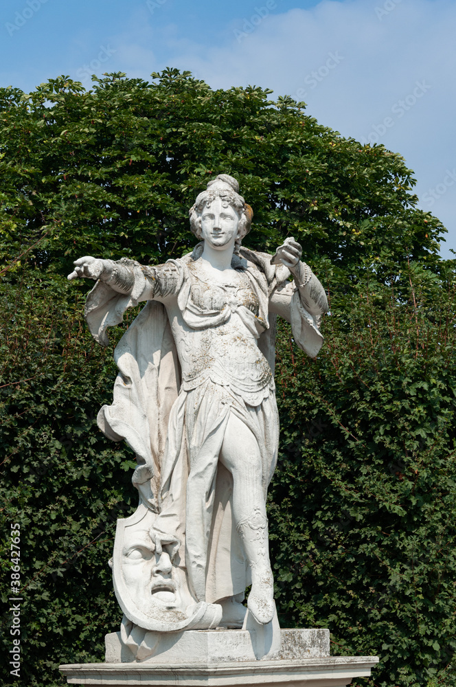 Sculpture in Lower Belvedere park