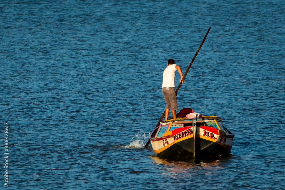 Pescador solitário no Maranhão