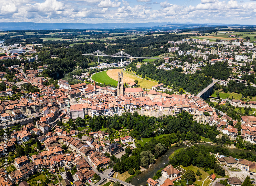 Vue aérienne de la vieille ville de Fribourg photographiée par un drone en  4k. Vue du ciel de la cathédrale Saint Nicolas prise en été. Stock Photo |  Adobe Stock