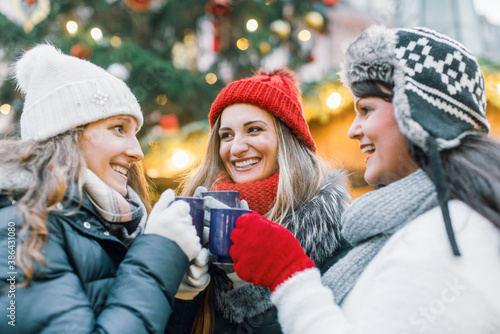 Fotografía Christmas Market for a group of women friends drinking hot mulled wine