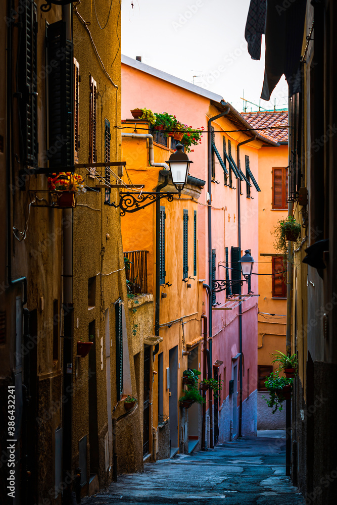 Gasse mit bunten Häusern in Pombino in der Toskana, Italien