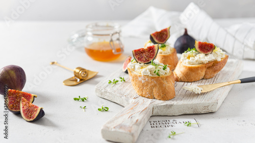 Tableau sur toile Fig, cream cheese and honey sandwiches