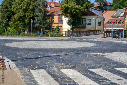 Pedestrian crossing and ring-type intersection 