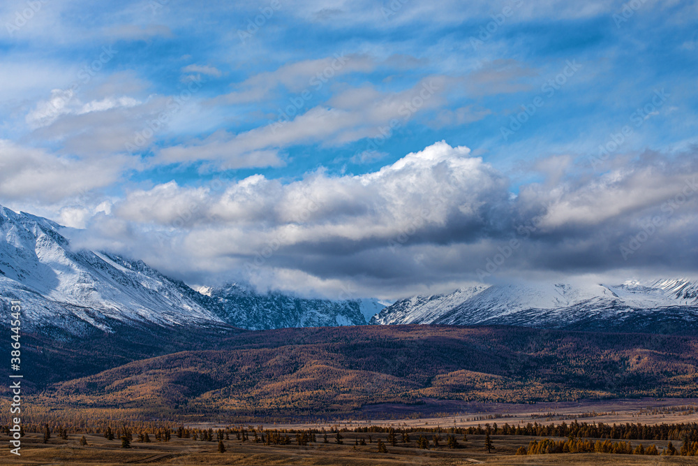Fototapeta premium panoramic view of picturesque snowy mountains tops