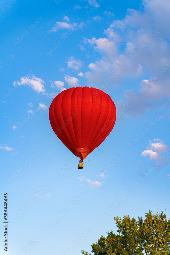 Montgolfière rouge dans le ciel Montgolfière rouge dans le ciel