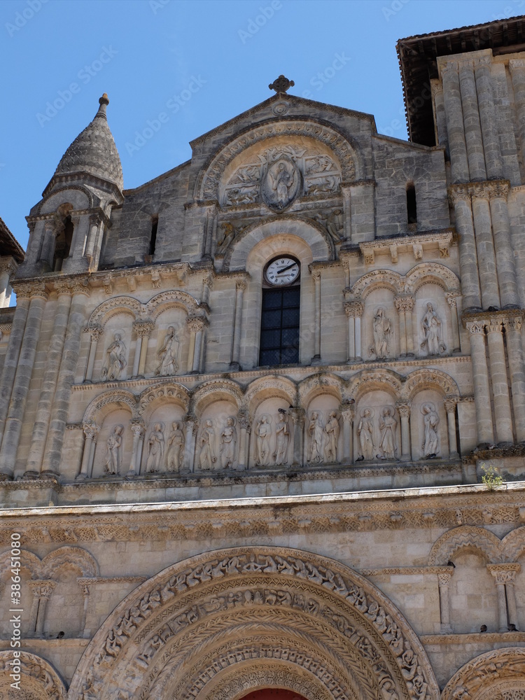 Obraz premium Eglise ancienne romane dans le sud de la France