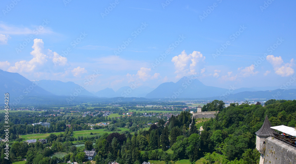 Obraz premium Vistas del valle del rio Salzach desde lo alto de la fortaleza Hohensalzburg, simbolo de la ciudad de Salzburgo, Austria