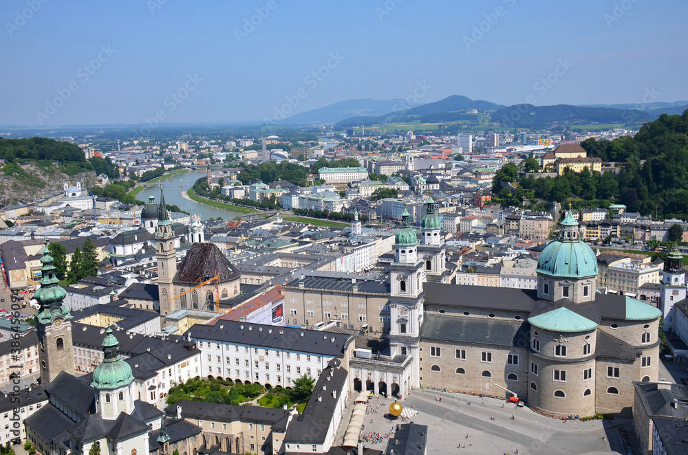 Vistas de la ciudad de Salzburgo desde la fortaleza Alta Salzburgo, simbolo de la ciudad, Austria