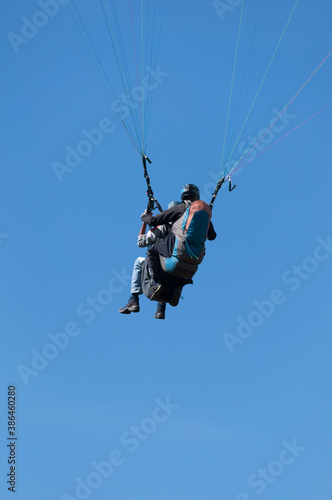 Parapentiste dans le ciel Aveyronnais au dessus du viaduc de Millau. 