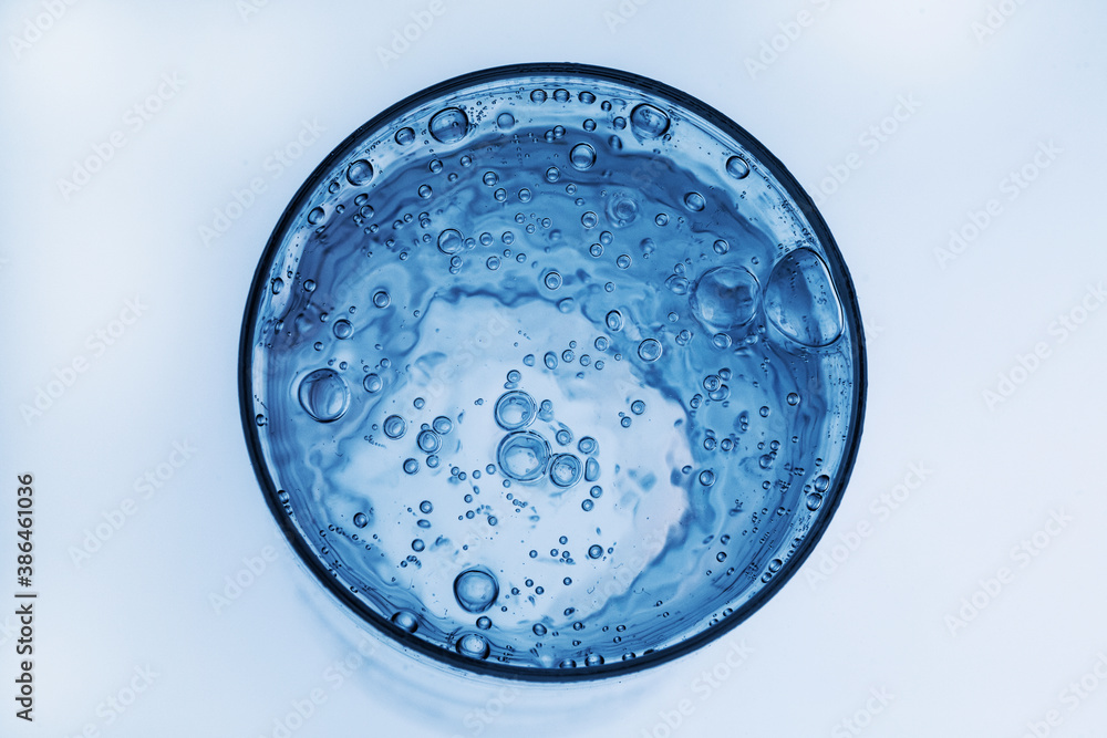 klares Wasser aus einer Flasche wird in ein Glas geschüttet, klares Wasser aus einer Flasche wird in ein Glas geschüttet,