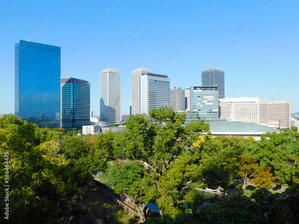 Fototapeta premium 大阪城本丸から見た大阪ビジネスパークのビル群(2020年10月撮影)