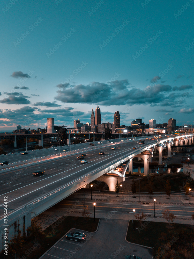Fototapeta premium cleveland ohio skyline highway at night