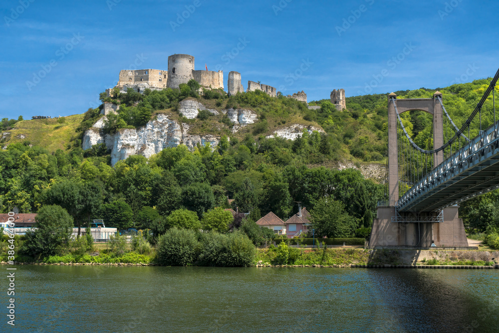 Obraz premium Hängebrücke über die Seine und Château Gaillard