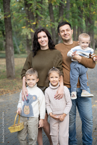 Family with three children © Evgenia Tiplyashina