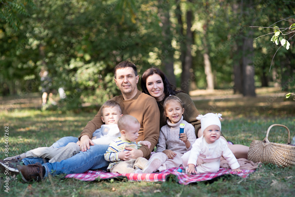 Fototapeta premium Family with four children