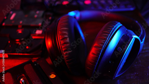 Cuadro en lienzo Close up headphone on mixer dj table in the party