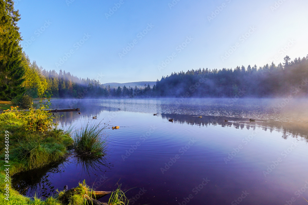 Fichtelsee See im Nebel bei Sonneaufgang Sonne Stahlen