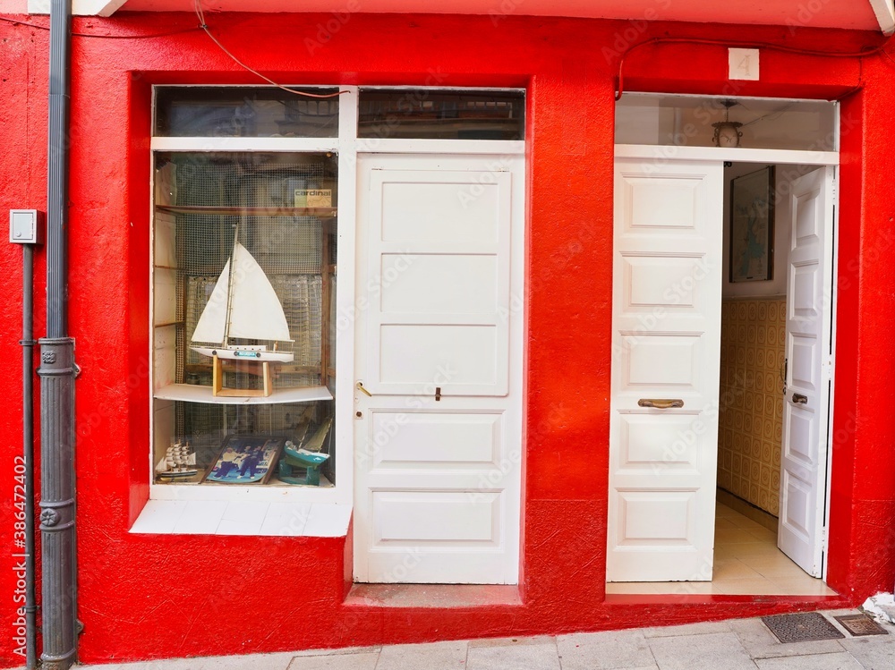 Obraz premium Red door entrance with boat shop