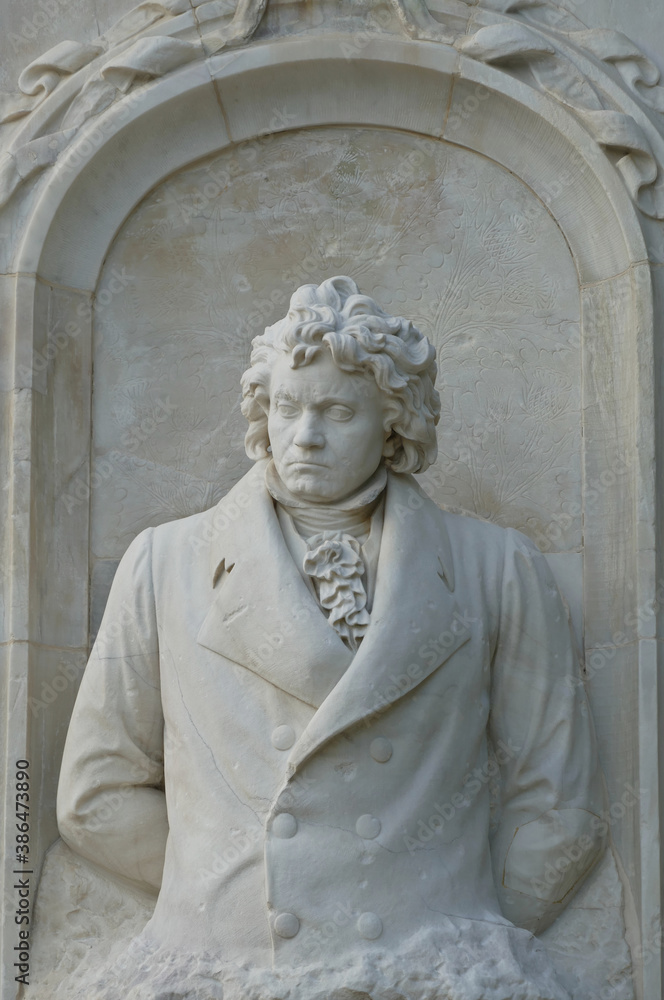 Fototapeta premium Beethoven-Denkmal in Berlin Tiergarten 