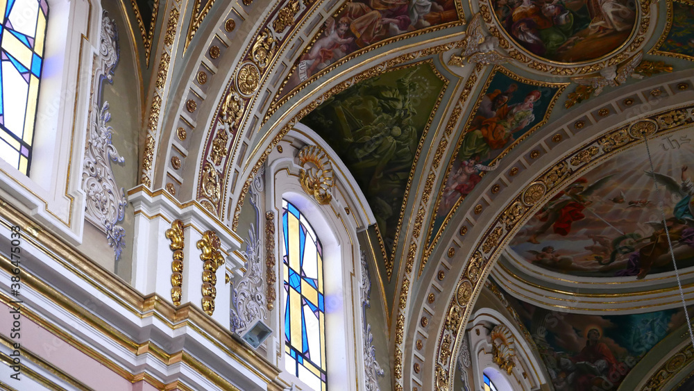 Détails architecturaux, dorures et ornements baroques de plafonds d'églises et cathédrales, vue en contre-plongée