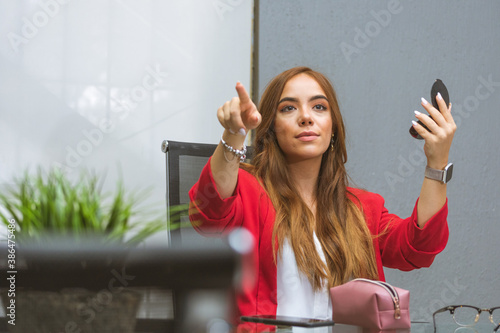 Retrato joven mujer mexicana profesional en trabajo empresaria empresa negocios photo