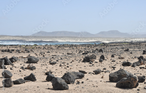 dunkle Steien in der wüste auf der Kanarischen Insel Fuerteventura