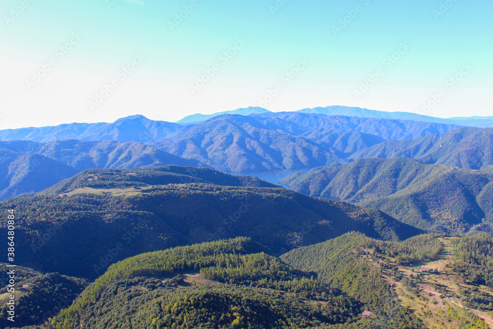 Obraz premium Mountain view from the top of the mountain 