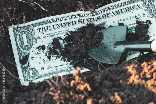 Billede på lærred bury the dollar by burying and throwing earth