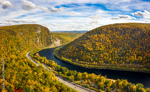 Obraz na plátne Aerial view of Delaware Water Gap on a sunny autumn day with forward camera motion
