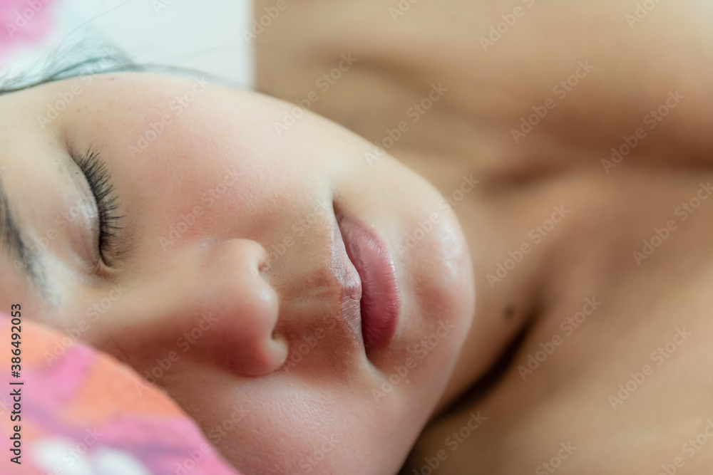 Femme endormie sur un oreiller Femme endormie sur un oreiller