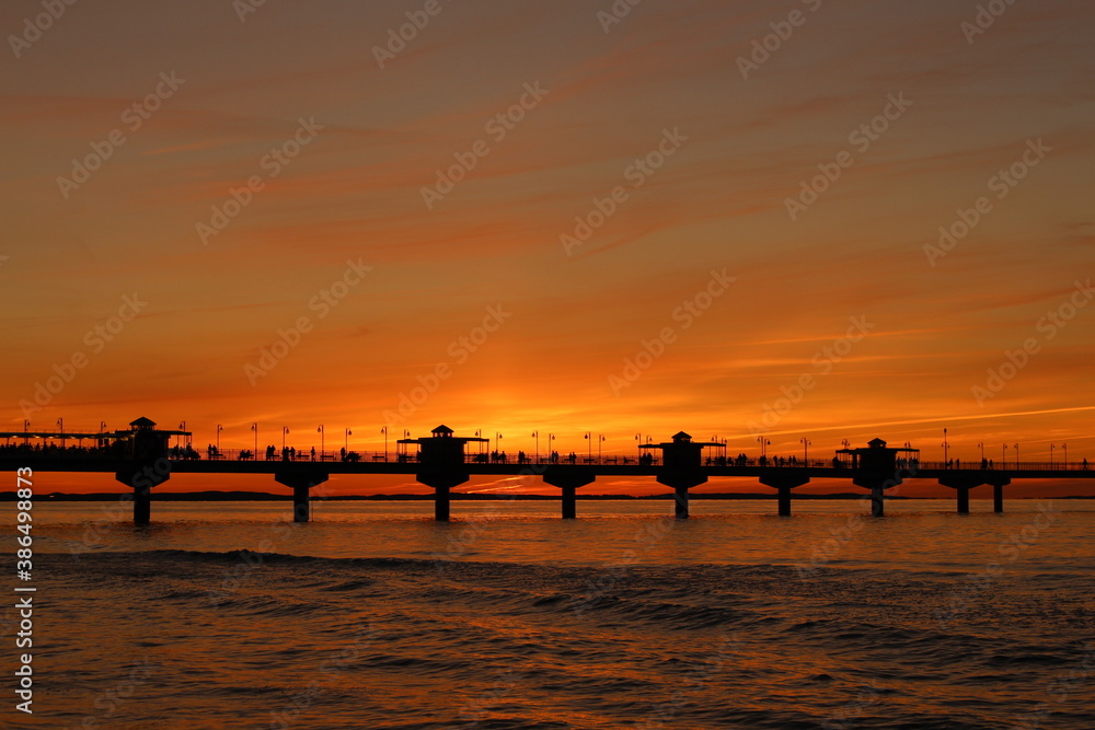 Efektowny zachód słońca nad Bałtykiem w Międzyzdrojach - obrazy, fototapety, plakaty 