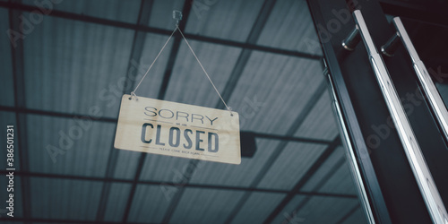 Cuadro en lienzo Closed sign in a shop showroom with reflections