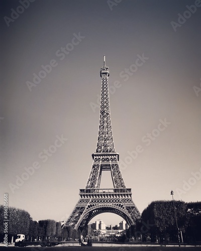 Fototapeta Naklejka Na Ścianę i Meble -  B&W Eiffel Tower