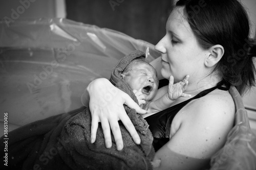 Cuadro en lienzo Mother Holding Newborn Baby in Birthing Pool After Home Birth