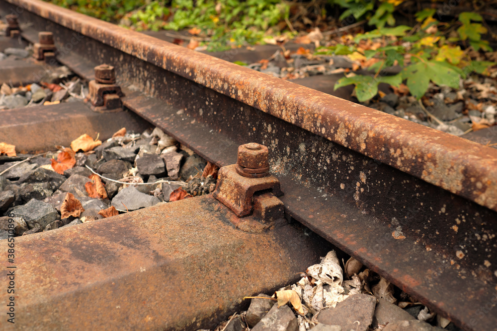 Detailaufnahme von verrostetem Gleis einer stillgelegten Bahnstrecke - Stockfoto