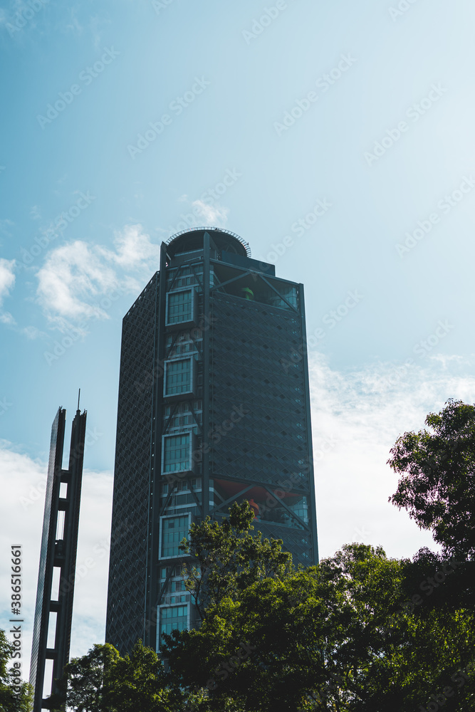 Edificios rascacielos de oficinas ubicados sobre paseo de la reforma en la ciudad de méxico con cielo azul